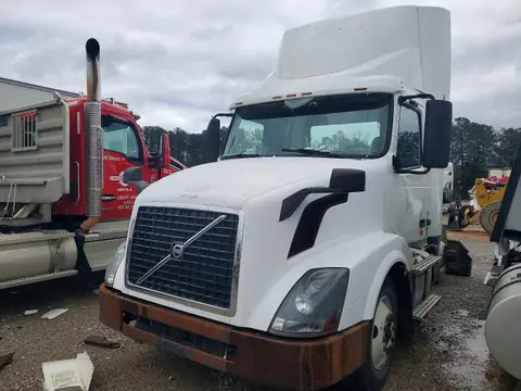 4V4N19TG6FN922790 — 2015 Volvo VNL, фото 2 с аукциона Copart 06.10.2026, Механические повреждения