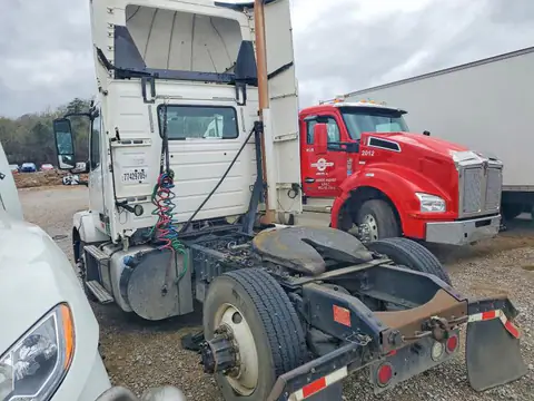 4V4N19TG6FN922790 — 2015 Volvo VNL, фото 3 с аукциона Copart 06.10.2026, Механические повреждения