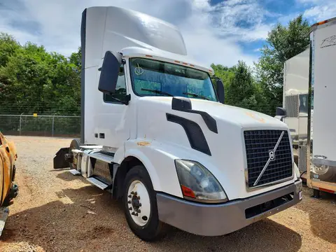 4V4N39TG9HN988098 — 2017 Volvo VNL, Мелкие вмятины и царапины (Minor Dent/Scratches), фото до ремонта