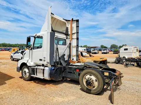 4V4N39TG9HN988098 — 2017 Volvo VNL, фото 3 с аукциона Copart 14.10.2026, Мелкие вмятины и царапины