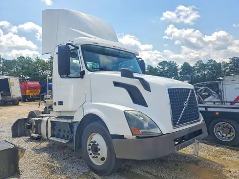 4V4N39TG9HN988022 — 2017 Volvo VNL, Механические повреждения (Mechanical), фото до ремонта