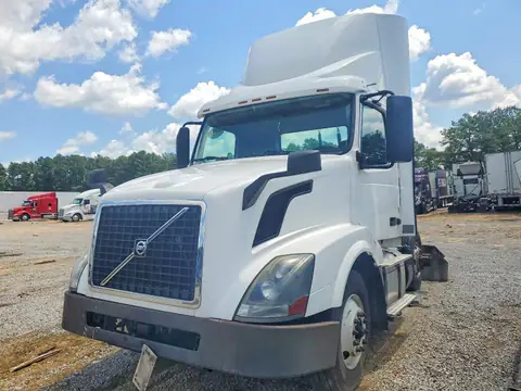4V4N39TG9HN988022 — 2017 Volvo VNL, фото 2 с аукциона Copart 06.10.2026, Механические повреждения
