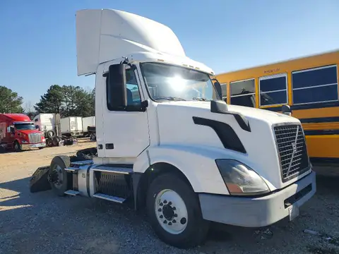 4V4N39TG4HN988025 — 2017 Volvo VNL, Естественный износ (Normal Wear), фото до ремонта