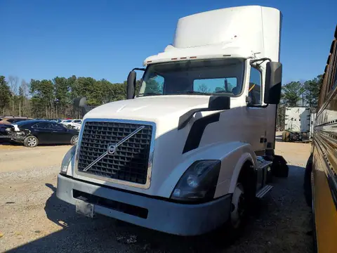 4V4N39TG4HN988025 — 2017 Volvo VNL, фото 2 с аукциона Copart 06.10.2026, Естественный износ