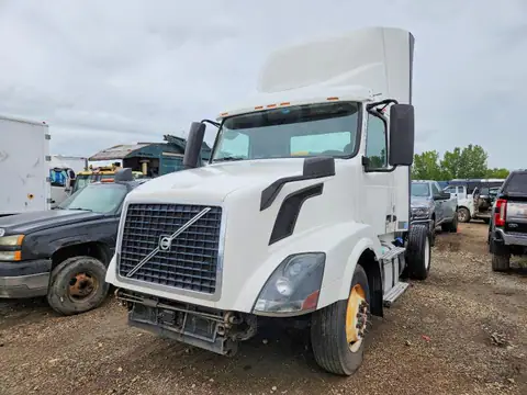 4V4N39TGXHN987946 — 2017 Volvo VNL, фото 2 с аукциона Copart 06.10.2026, Механические повреждения