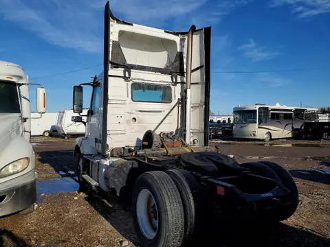 4V4N39TGXHN987946 — 2017 Volvo VNL, фото 3 с аукциона Copart 06.10.2026, Механические повреждения