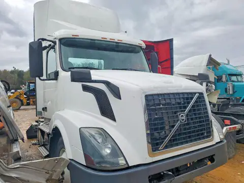 4V4N39TGXHN988031 — 2017 Volvo VNL, Механические повреждения (Mechanical), фото до ремонта