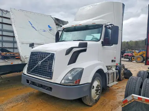 4V4N39TGXHN988031 — 2017 Volvo VNL, фото 2 с аукциона Copart 06.10.2026, Механические повреждения