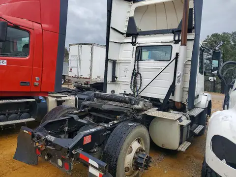 4V4N39TGXHN988031 — 2017 Volvo VNL, фото 4 с аукциона Copart 06.10.2026, Механические повреждения