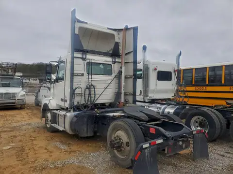4V4N39TG5HN988079 — 2017 Volvo VNL, фото 3 с аукциона Copart 06.10.2026, Механические повреждения