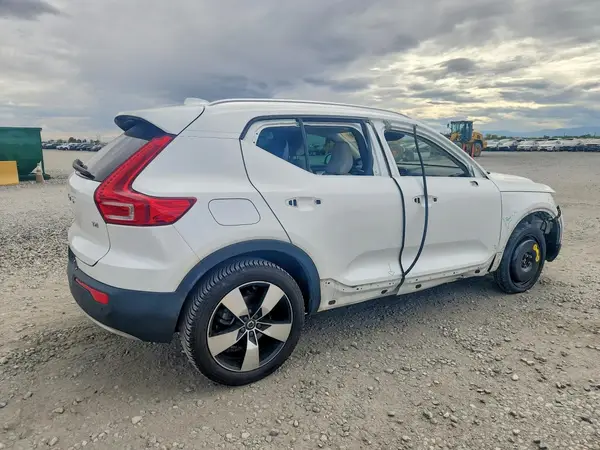 YV4AC2HK8N2721642 — 2022 Volvo XC40, фото 3 с аукциона Copart, Боковая часть