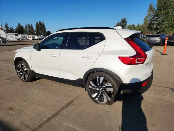YV4L12UX4P2101969 — 2023 Volvo XC40, фото 2 с аукциона Copart, Боковая часть
