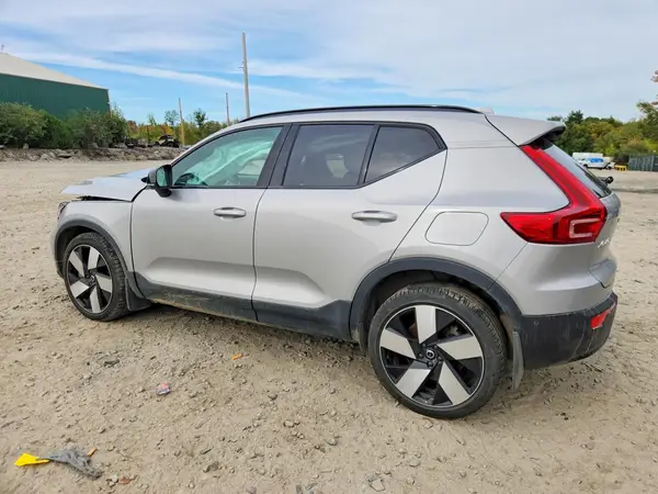 YV4ED3UM2P2931135 — 2023 Volvo XC40, фото 2 с аукциона Copart, Передняя часть