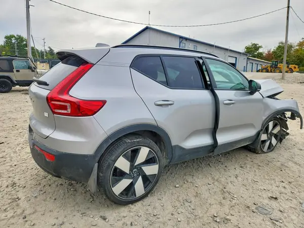 YV4ED3UM2P2931135 — 2023 Volvo XC40, фото 3 с аукциона Copart, Передняя часть
