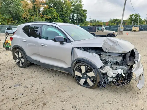 YV4ED3UM2P2931135 — 2023 Volvo XC40, фото 4 с аукциона Copart, Передняя часть