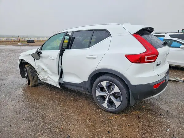 YV4L12UE5S2570897 — 2025 Volvo XC40, фото 2 с аукциона Copart 28.09.2026, Боковая часть