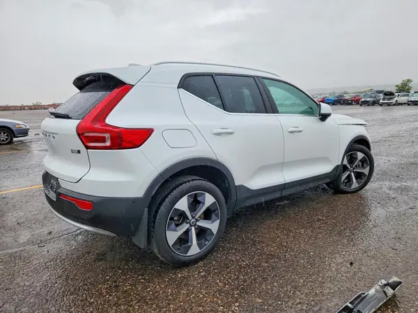 YV4L12UE5S2570897 — 2025 Volvo XC40, фото 3 с аукциона Copart 28.09.2026, Боковая часть
