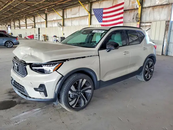YV4L12UC7S2457659 — 2025 Volvo XC40, Передняя часть (Front End), фото до ремонта