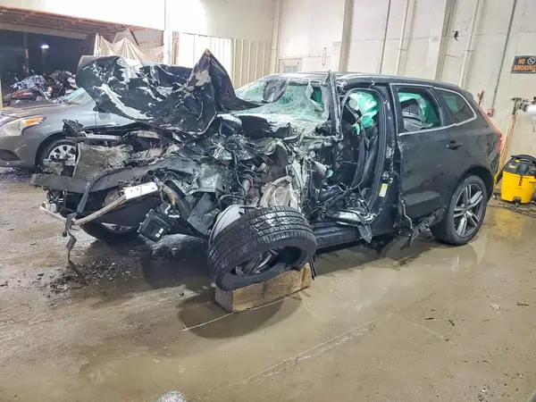 LYVA22RK0JB074005 — 2018 Volvo XC60, Передняя часть (Front End), фото до ремонта