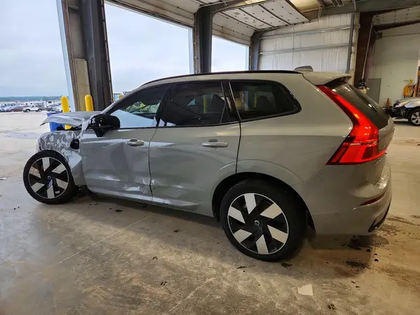 YV4H60RC6S1203774 — 2025 Volvo XC60, фото 2 с аукциона Copart 13.10.2026, Передняя часть