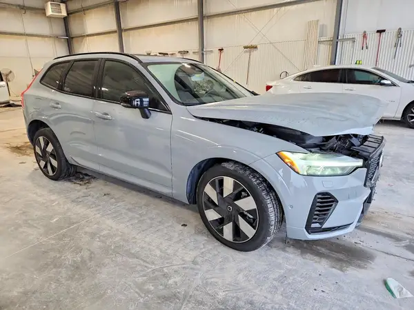 YV4H60RC6S1203774 — 2025 Volvo XC60, фото 4 с аукциона Copart 13.10.2026, Передняя часть