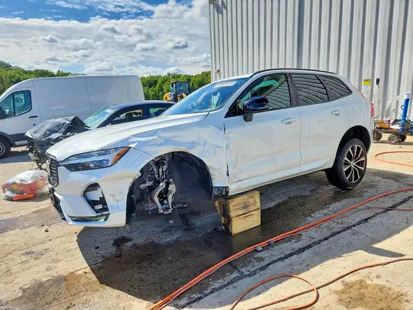 YV4M12RC3S1183010 — 2025 Volvo XC60, Передняя часть (Front End), фото до ремонта