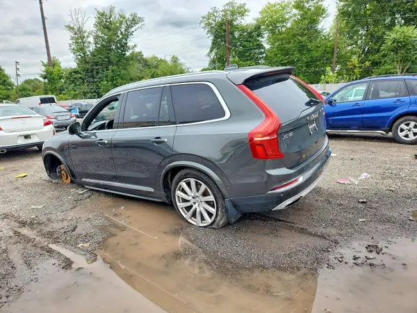 YV4A22PL3J1217531 — 2018 Volvo XC90, фото 2 с аукциона Copart 30.09.2026, Повреждения снизу