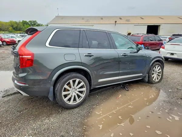 YV4A22PL3J1217531 — 2018 Volvo XC90, фото 3 с аукциона Copart 30.09.2026, Повреждения снизу