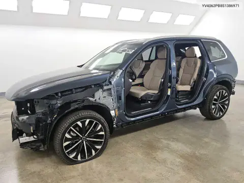 YV4062PB8S1386971 — 2025 Volvo XC90, Снята обшивка, фото до ремонта