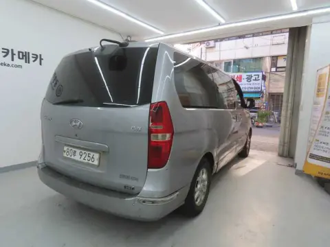 Grand Starex 5-Seater Van Cvx Luxury VIN KMFWBX7JBBU252185 фото 4
