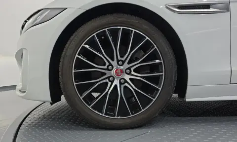 Xe D180 R-Dynamic S VIN SAJAB4BN0LC165910 фото 4