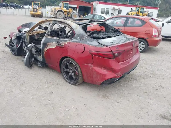 ZARFAEEN9H7553246 — 2017 Alfa Romeo Giulia, фото 3 с аукциона IAAI, Полный пожар