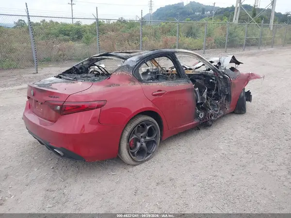 ZARFAEEN9H7553246 — 2017 Alfa Romeo Giulia, фото 4 с аукциона IAAI, Полный пожар