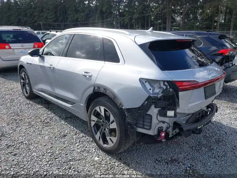 2022 Audi E-tron Premium Plus Quattro VIN WA1LAAGE4NB025832 фото 3