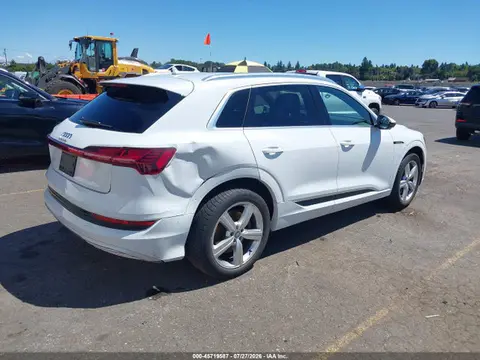 2019 Audi E-tron Premium Plus VIN WA1LAAGE6KB022765 фото 4