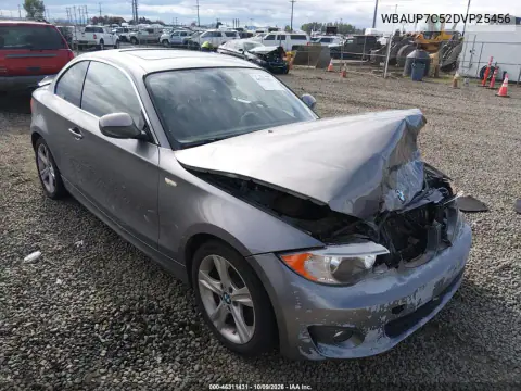 WBAUP7C52DVP25456 — 2013 BMW 1ER, Передняя часть, фото до ремонта