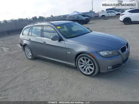 WBAUU33579A540562 — 2009 BMW 3ER, Сзади, фото до ремонта