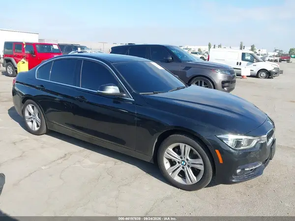 WBA8B9C56JAE22228 — 2018 BMW 3ER, Передняя часть слева (Left Front), фото до ремонта