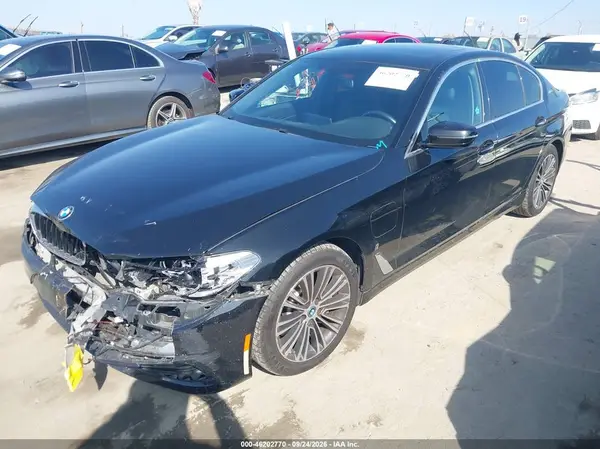 WBAJA9C52JB252381 — 2018 BMW 5ER, фото 2 с аукциона IAAI, Передняя часть