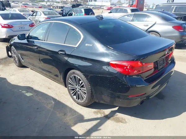 WBAJA9C52JB252381 — 2018 BMW 5ER, фото 3 с аукциона IAAI, Передняя часть