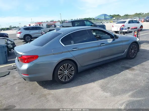 WBAJA7C58JWC77057 — 2018 BMW 5ER, фото 4 с аукциона IAAI, Подтопление