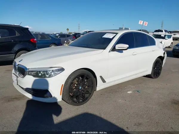 WBAJR3C05LWW64090 — 2020 BMW 5ER, фото 2 с аукциона IAAI, Задняя часть слева
