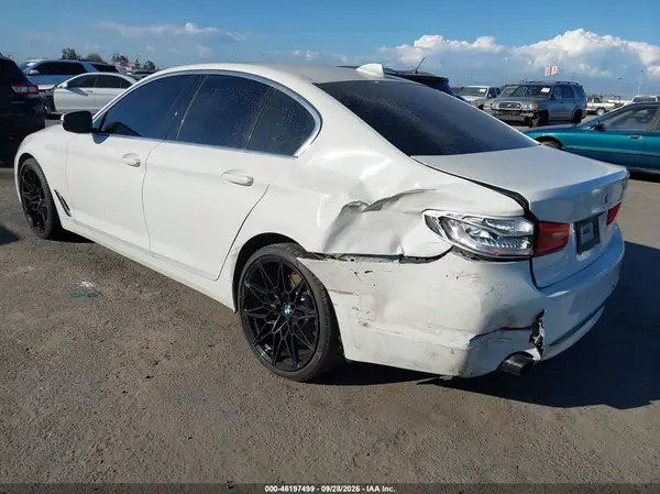 WBAJR3C05LWW64090 — 2020 BMW 5ER, фото 3 с аукциона IAAI, Задняя часть слева