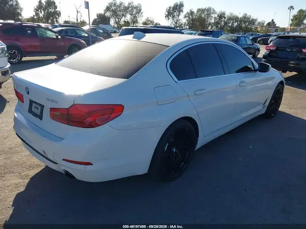 WBAJR3C05LWW64090 — 2020 BMW 5ER, фото 4 с аукциона IAAI, Задняя часть слева