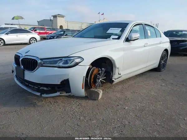 WBA73BJ09PWY00865 — 2023 BMW 5ER, фото 2 с аукциона IAAI, Передняя часть слева