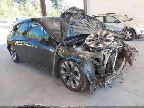 WB523CF00SCS44012 — 2025 BMW Ix XDRIVE50, Опрокидывание (Rollover), фото до ремонта