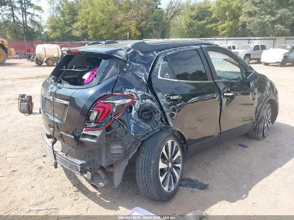 KL4CJASB9MB318377 — 2021 Buick Encore, фото 4 с аукциона IAAI, Задняя часть слева
