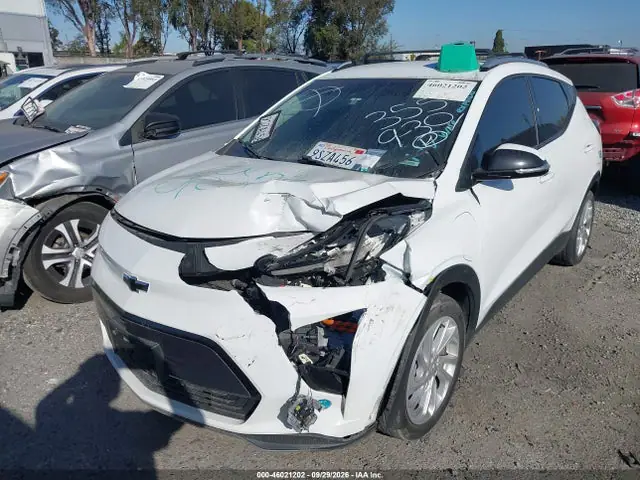 1G1FY6S04P4102190 — 2023 Chevrolet Bolt Euv FWD LT, фото 2 с аукциона IAAI 30.09.2026, Передняя часть