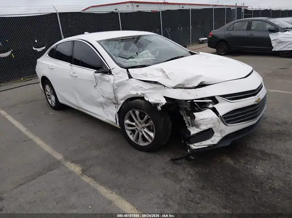 1G1ZD5ST8JF243403 — 2018 Chevrolet Malibu, Передняя часть справа (Right Front), фото до ремонта