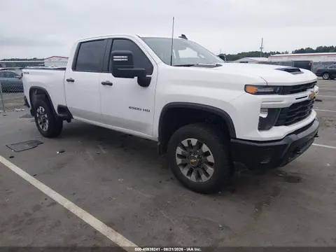 2GC1YMEY2R1225802 — 2024 Chevrolet Silverado 2500HD Custom, Левый бок (Left Side), фото до ремонта